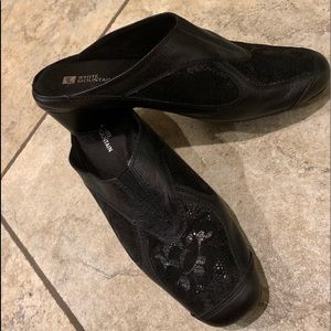 Woman’s Black Lacy Mules